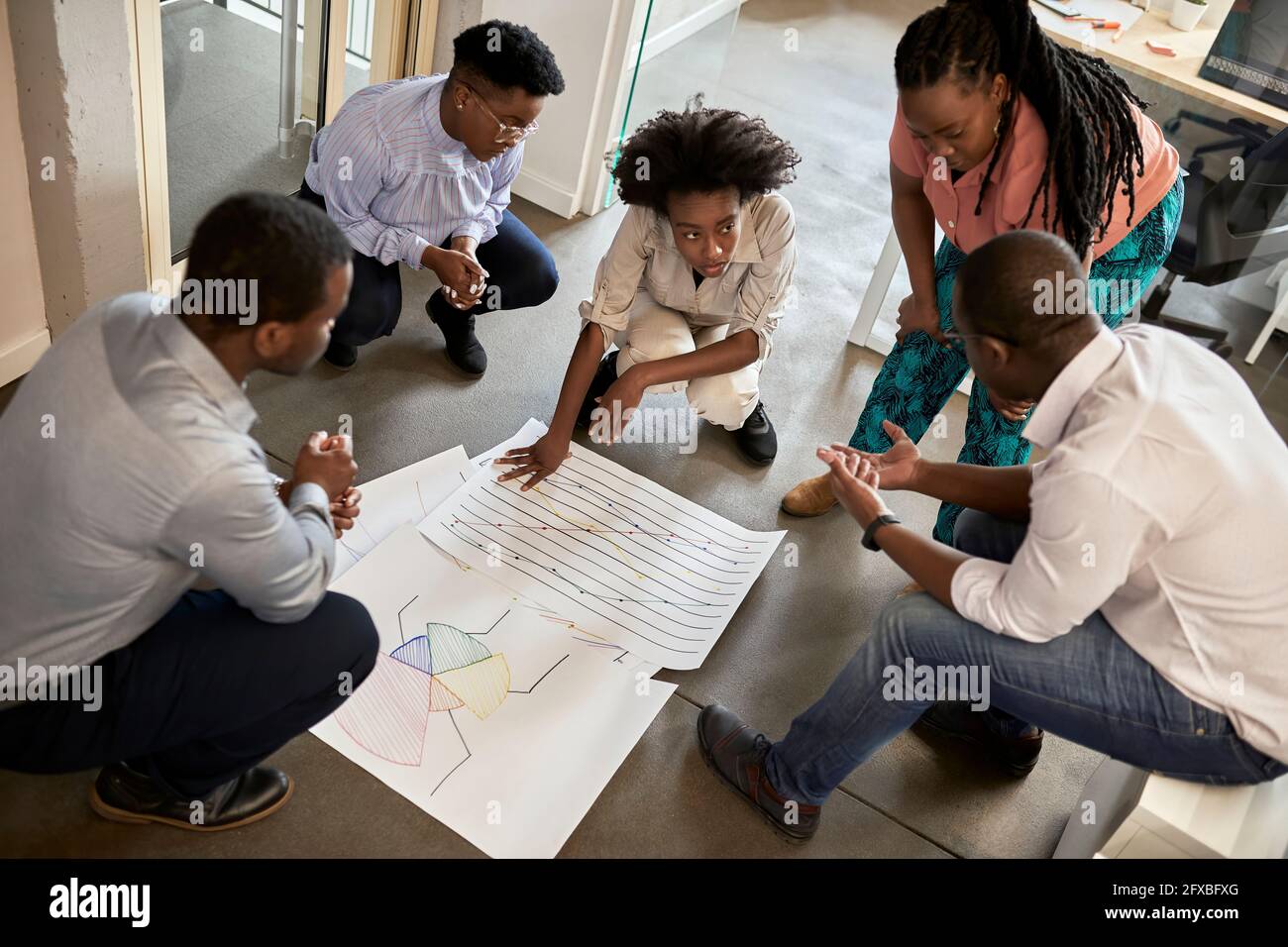 Des collègues de sexe masculin et féminin discutent lors d'une réunion dans un bureau de collègue Banque D'Images