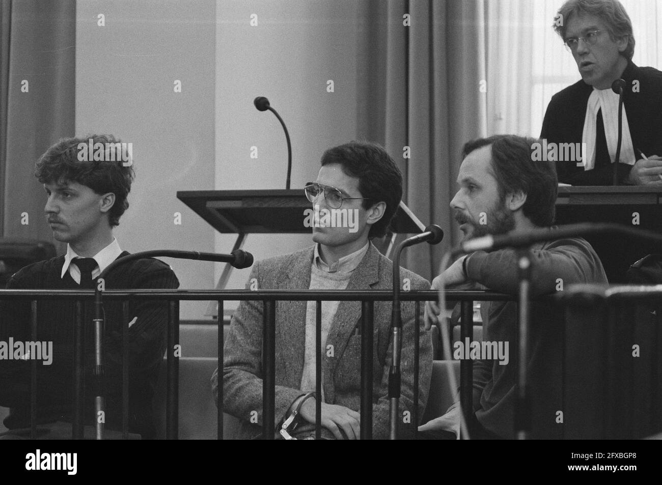 Gerard Kelly (l.), membre de l'IRA, et son interprète dans la salle d'audience d'Amsterdam, le 25 mars 1986, procès, tribunaux, Traducteurs, pays-Bas, agence de presse du XXe siècle photo, news to remember, documentaire, photographie historique 1945-1990, histoires visuelles, L'histoire humaine du XXe siècle, immortaliser des moments dans le temps Banque D'Images