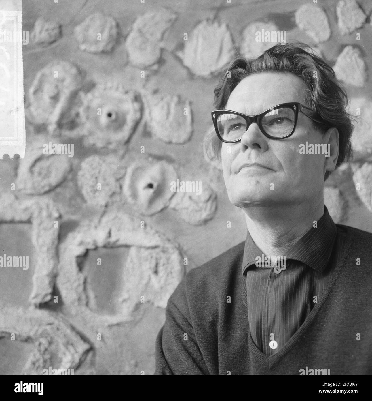 Jaap Wagemaker (peintre) reçoit le Prix de la critique, Jaap Wagemaker à l'une de ses œuvres, 18 mars 1965, peintres, pays-Bas, agence de presse du xxe siècle photo, nouvelles à retenir, documentaire, photographie historique 1945-1990, histoires visuelles, L'histoire humaine du XXe siècle, immortaliser des moments dans le temps Banque D'Images