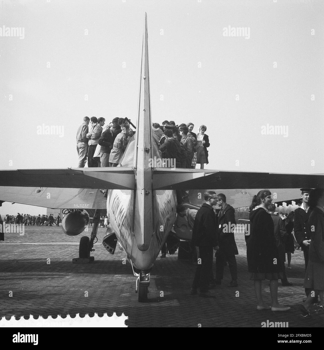 Jour de l'aviation des jeunes 1960 à la base aérienne navale Valkenburg l'avion naval est vu par les jeunes, le 20 avril 1960, jours de l'aviation, avion naval, Pays-Bas, Agence de presse du XXe siècle photo, nouvelles à retenir, documentaire, photographie historique 1945-1990, histoires visuelles, L'histoire humaine du XXe siècle, immortaliser des moments dans le temps Banque D'Images