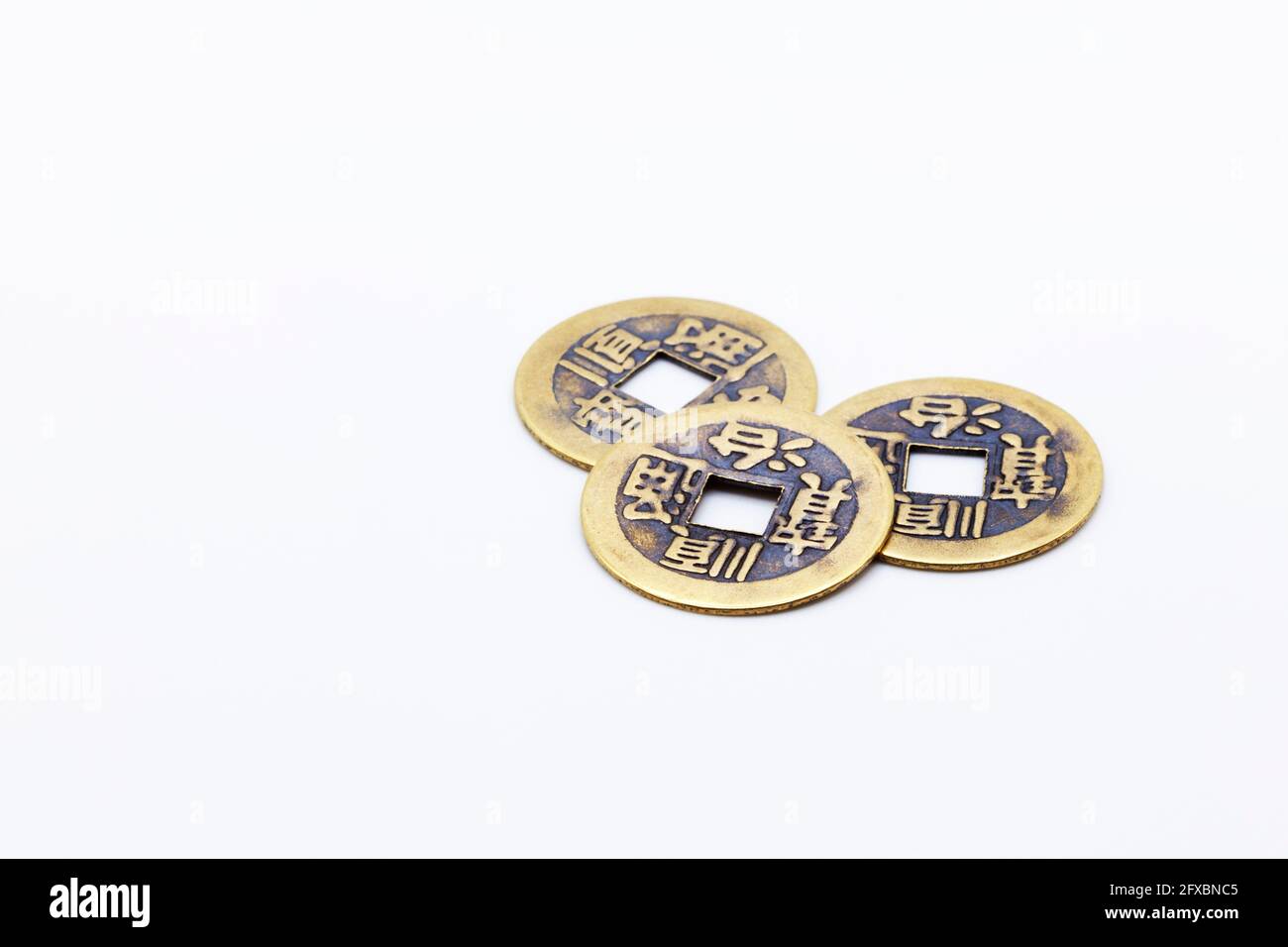 Trois vieilles pièces de monnaie avec des personnages asiatiques Banque D'Images
