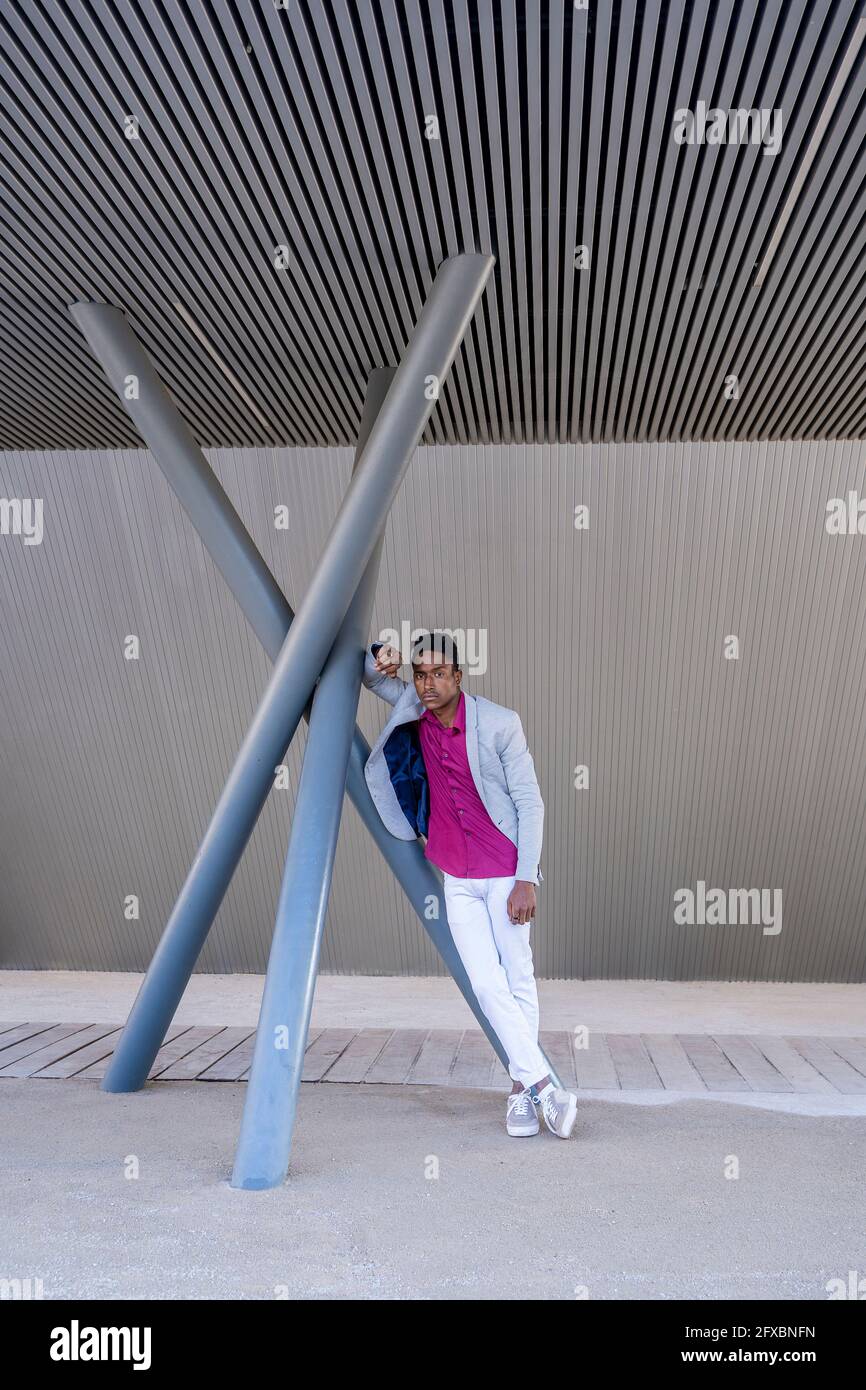 Homme professionnel s'appuyant sur la structure construite Banque D'Images