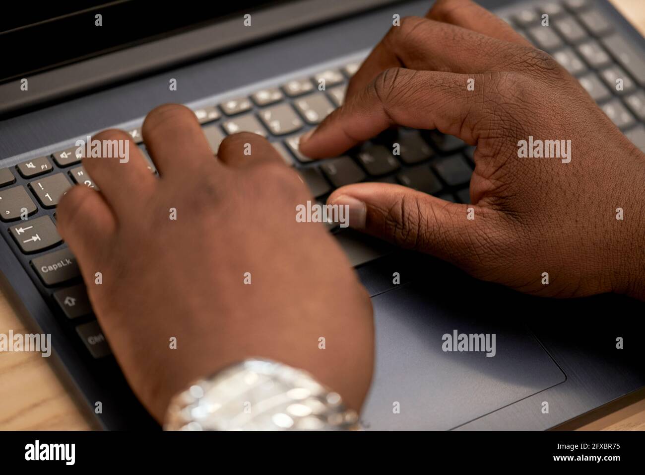 Homme utilisant un ordinateur portable au bureau Banque D'Images