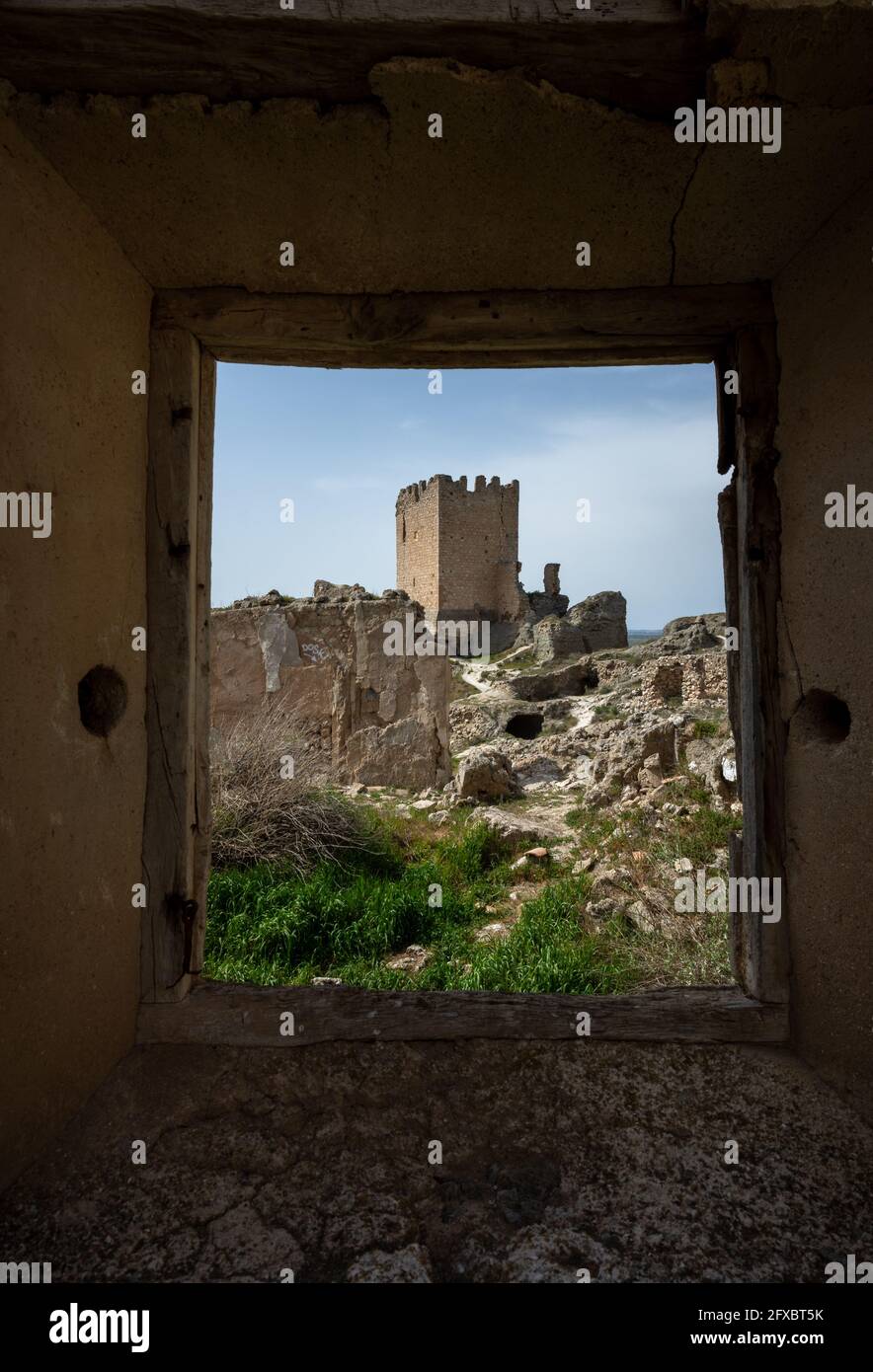 Cadre de maison abandonné donnant sur un château médiéval abandonné Banque D'Images