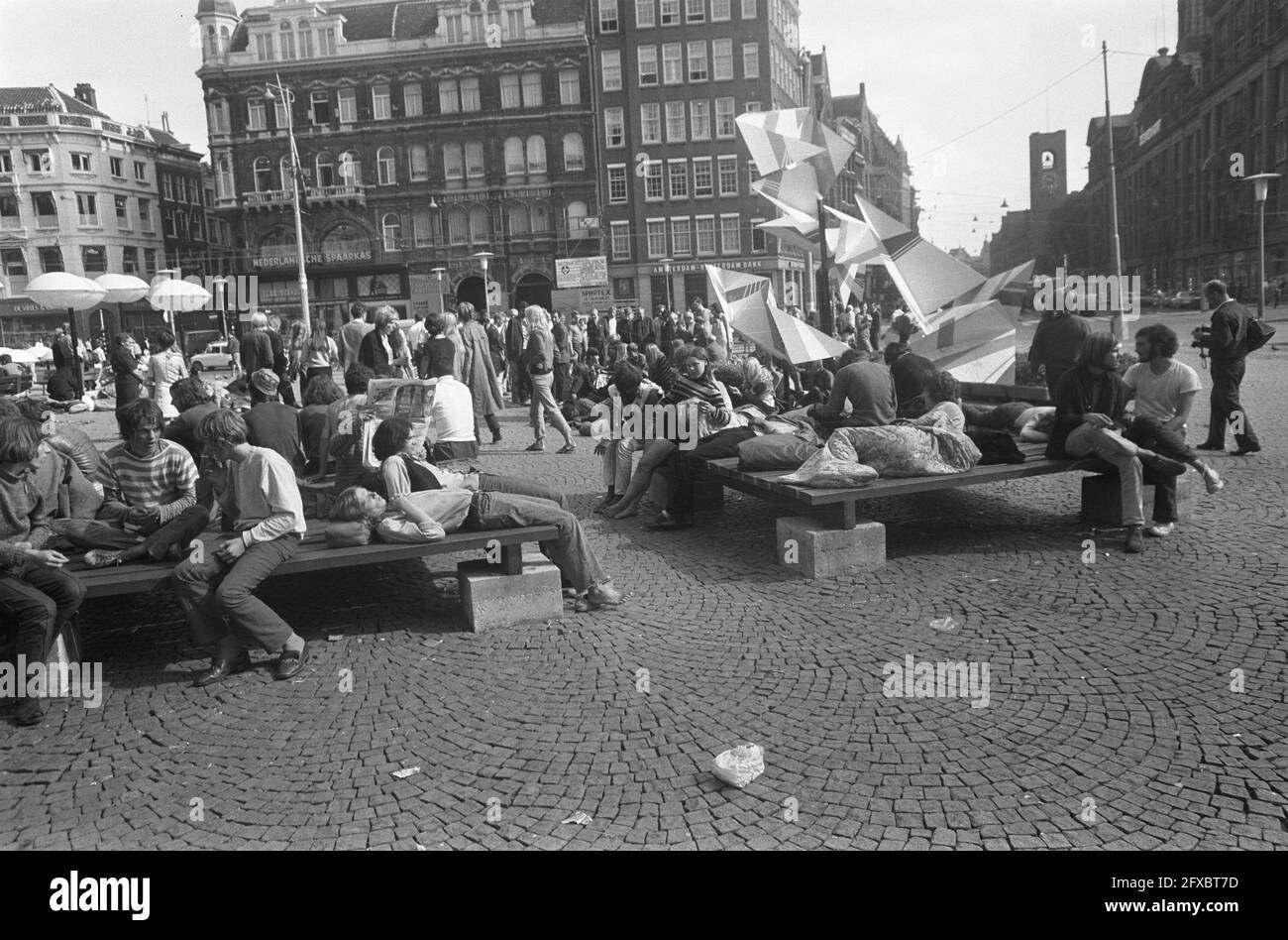Les jeunes ont mis en place une agence de voyages sur la place Dam,  Amsterdam; les garçons allemands vendent des bracelets, etc., 13 août 1969,  YOUNGS, bracelets, agences de voyages, Ventes, pays-Bas,
