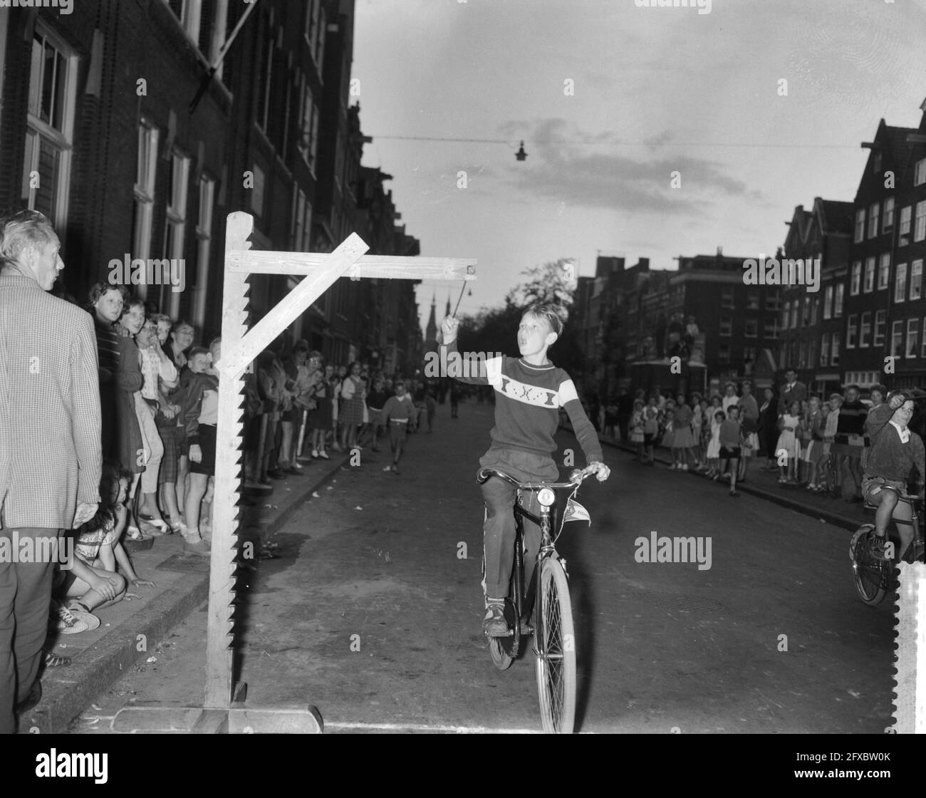 [Boy on Bicycle tentatives ring stabing], 17 août 1960, Bicycles, pays-Bas, agence de presse du xxe siècle photo, nouvelles à retenir, documentaire, photographie historique 1945-1990, histoires visuelles, L'histoire humaine du XXe siècle, immortaliser des moments dans le temps Banque D'Images