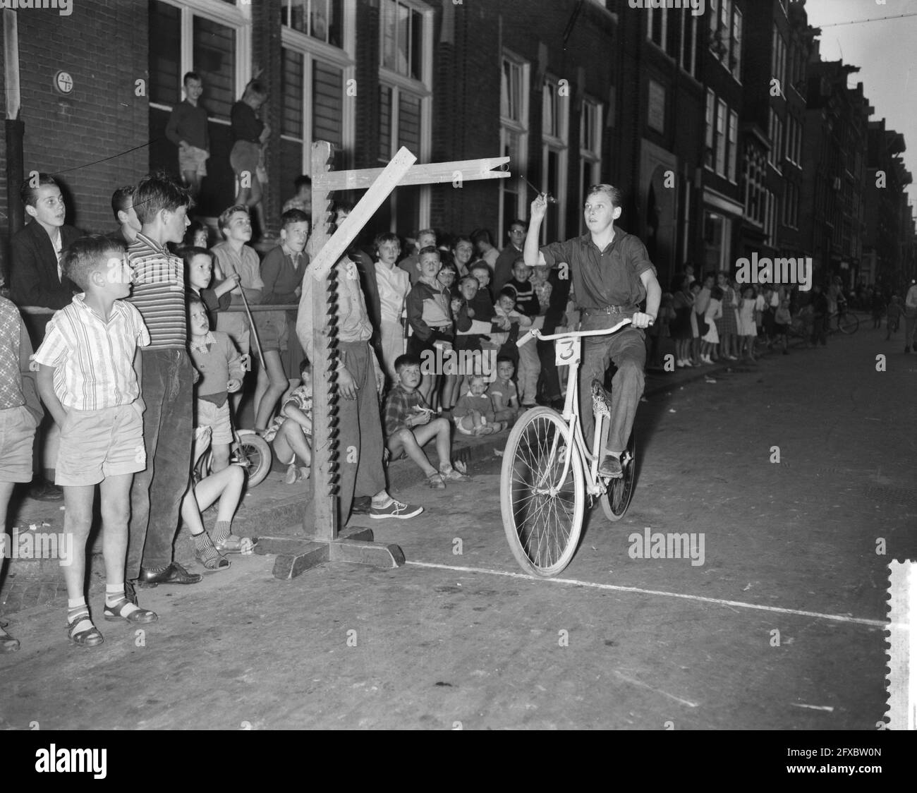 [Boy on Bicycle tentatives ring stabing], 17 août 1960, Bicycles, pays-Bas, agence de presse du XXe siècle photo, news to Remember, documentaire, photographie historique 1945-1990, histoires visuelles, L'histoire humaine du XXe siècle, immortaliser des moments dans le temps Banque D'Images