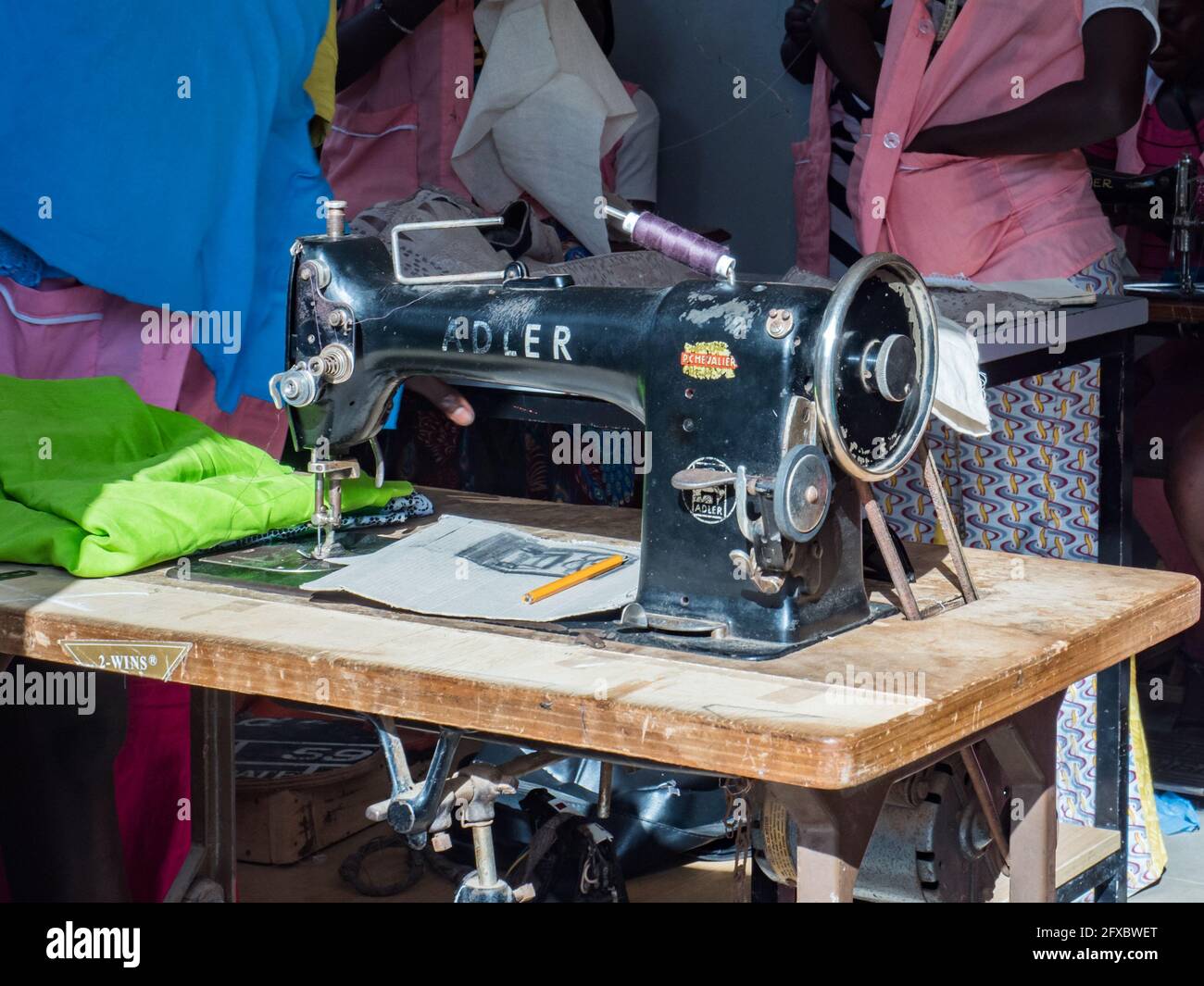 Nianing, Sénégal - 24 janvier 2019 : machine à coudre dans une école de tailleur en Afrique de l'Ouest Banque D'Images