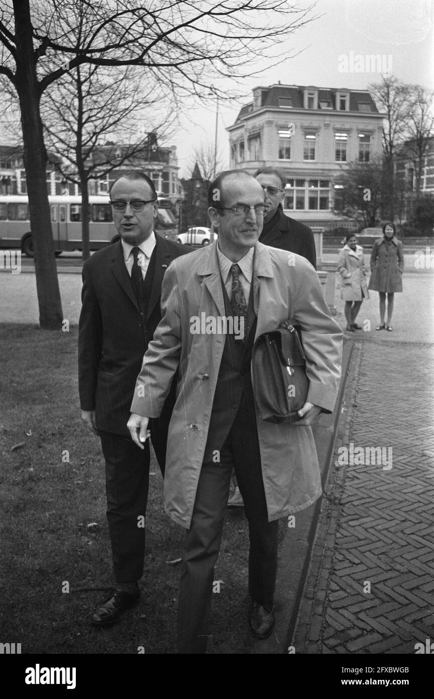 Des jeunes du nord de la Hollande manifestent à l'arrivée de Drees à la réunion des Etats provinciaux de Haarlem M. F. Kranenburg (Comm. Queen), 25 novembre 1971, arrivées, ministres, pays-Bas, agence de presse du xxe siècle photo, nouvelles à retenir, documentaire, photographie historique 1945-1990, histoires visuelles, L'histoire humaine du XXe siècle, immortaliser des moments dans le temps Banque D'Images