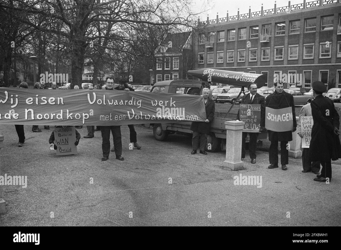 Des jeunes du nord de la Hollande manifestent à l'arrivée du ministre Drees à la réunion des États provinciaux, Haarlem, 25 novembre 1971, JUNS, arrivées, Démonstrations, pays-Bas, Agence de presse du XXe siècle photo, nouvelles à retenir, documentaire, photographie historique 1945-1990, histoires visuelles, L'histoire humaine du XXe siècle, immortaliser des moments dans le temps Banque D'Images