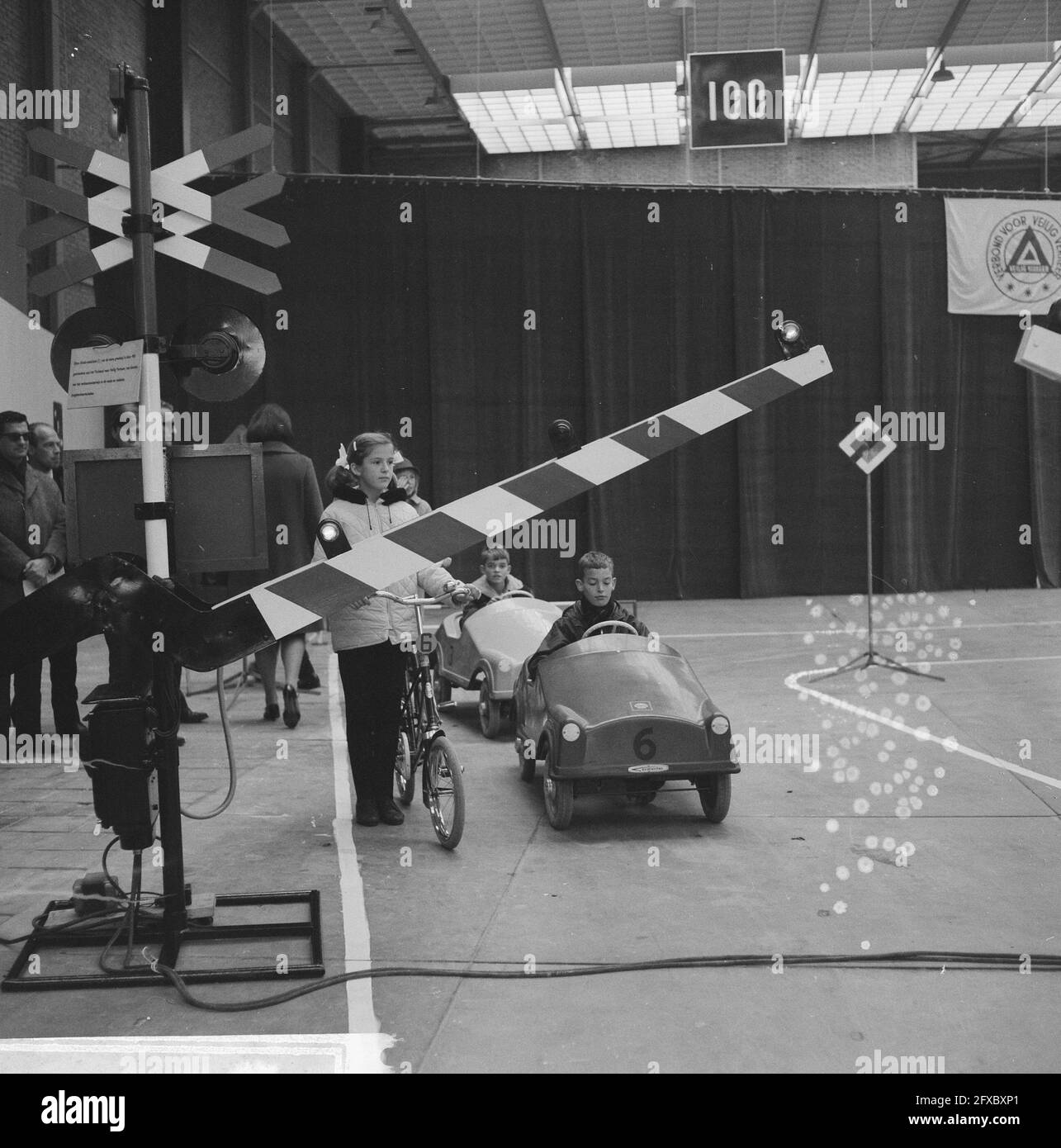 Enfants participant à des manifestations en attendant un arrêt D'URGENCE, 23 novembre 1965, démonstrations, bicyclettes, Enfants, sécurité, circulation, pays-Bas, Agence de presse du XXe siècle photo, nouvelles à retenir, documentaire, photographie historique 1945-1990, histoires visuelles, L'histoire humaine du XXe siècle, immortaliser des moments dans le temps Banque D'Images