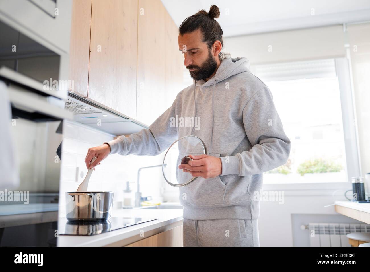 Beau homme préparant de la nourriture dans la cuisine à la maison Banque D'Images