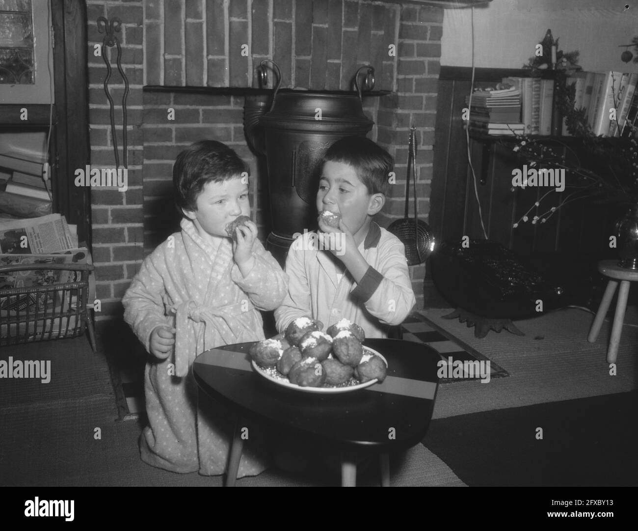 Enfants mangeant des boules d'huile, 31 décembre 1958, pays-Bas, agence de presse du XXe siècle photo, nouvelles à retenir, documentaire, photographie historique 1945-1990, histoires visuelles, L'histoire humaine du XXe siècle, immortaliser des moments dans le temps Banque D'Images