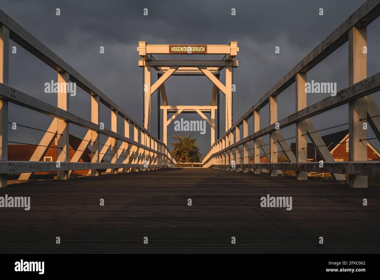 Allemagne, Altes Land, passerelle en bois Hogendiekbrucke au coucher du soleil Banque D'Images