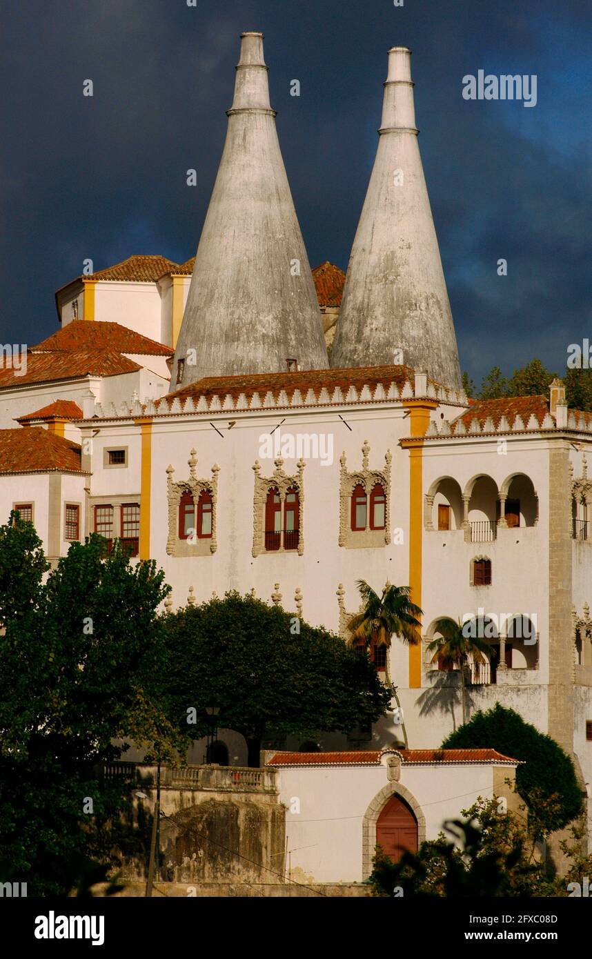 Portugal, Sintra. Palais national (Palacio da Vila). Le palais royal médiéval fut construit au XVIe siècle et fut rénové plusieurs fois jusqu'au XIXe siècle. Vue sur les cheminées coniques. Patrimoine mondial de l'UNESCO. Banque D'Images