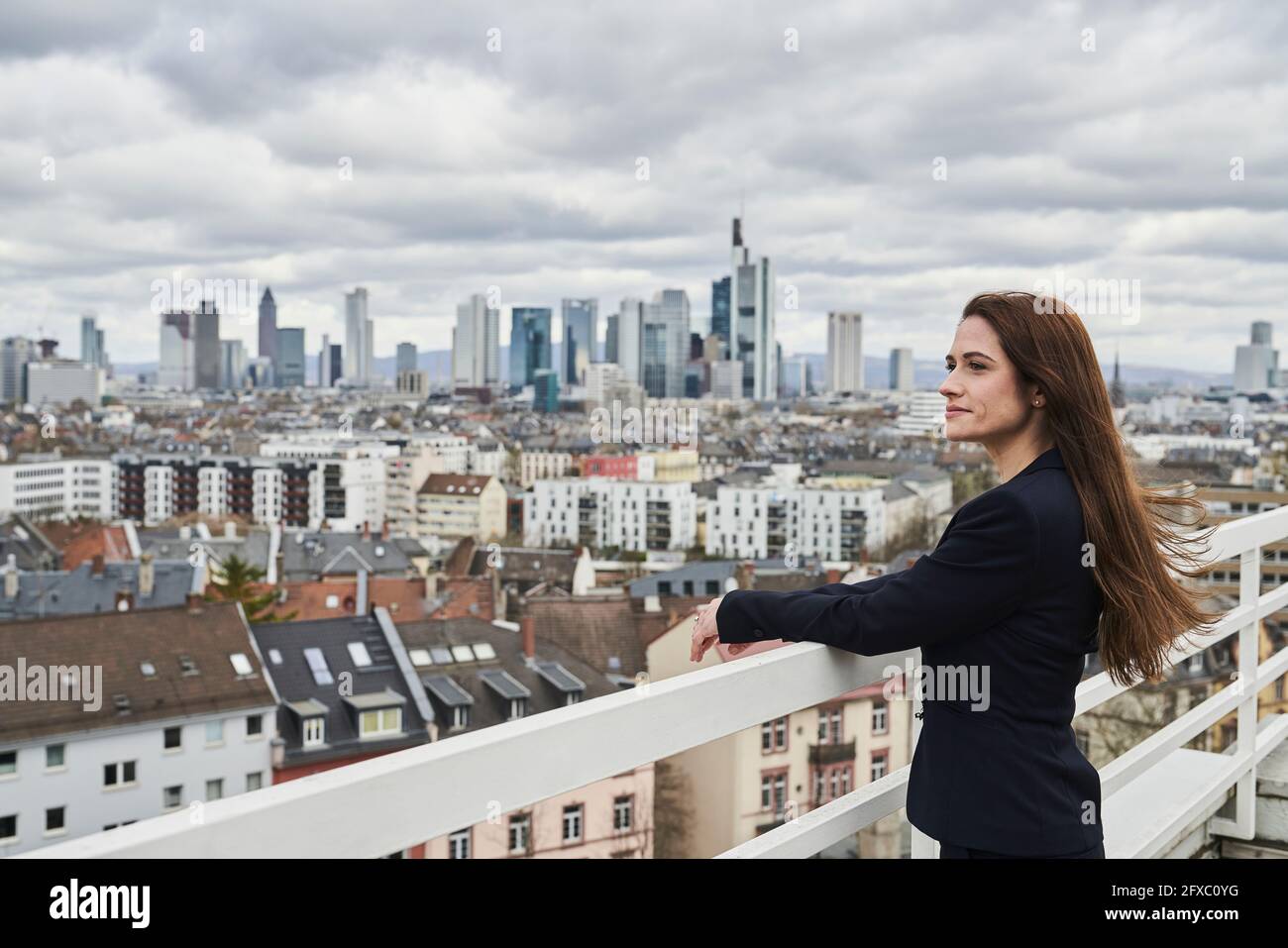 Femme d'affaires attentionnés avec vue sur le paysage urbain sur la terrasse du bâtiment Banque D'Images