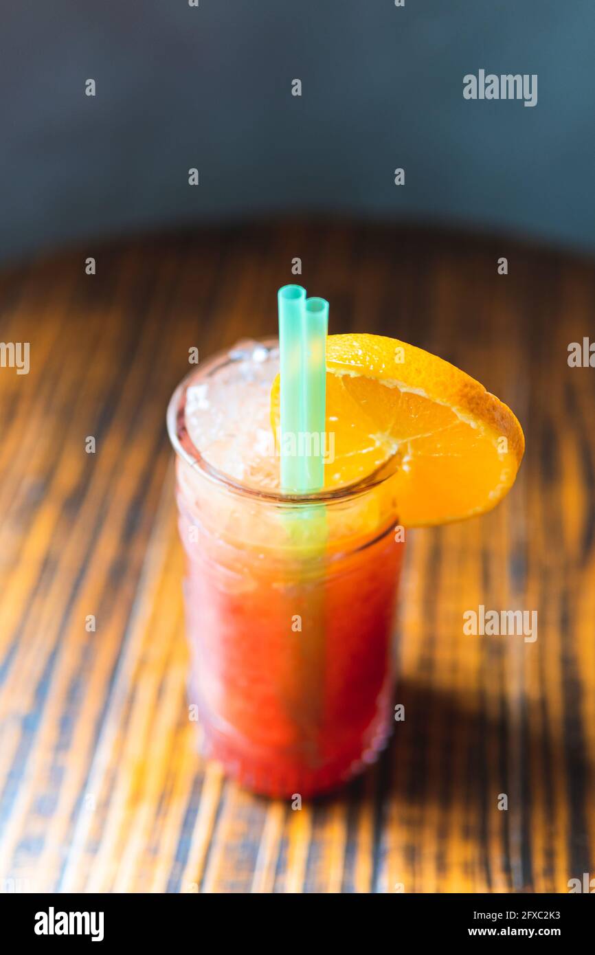 Verre à cocktail avec paille sur la table au bar Banque D'Images