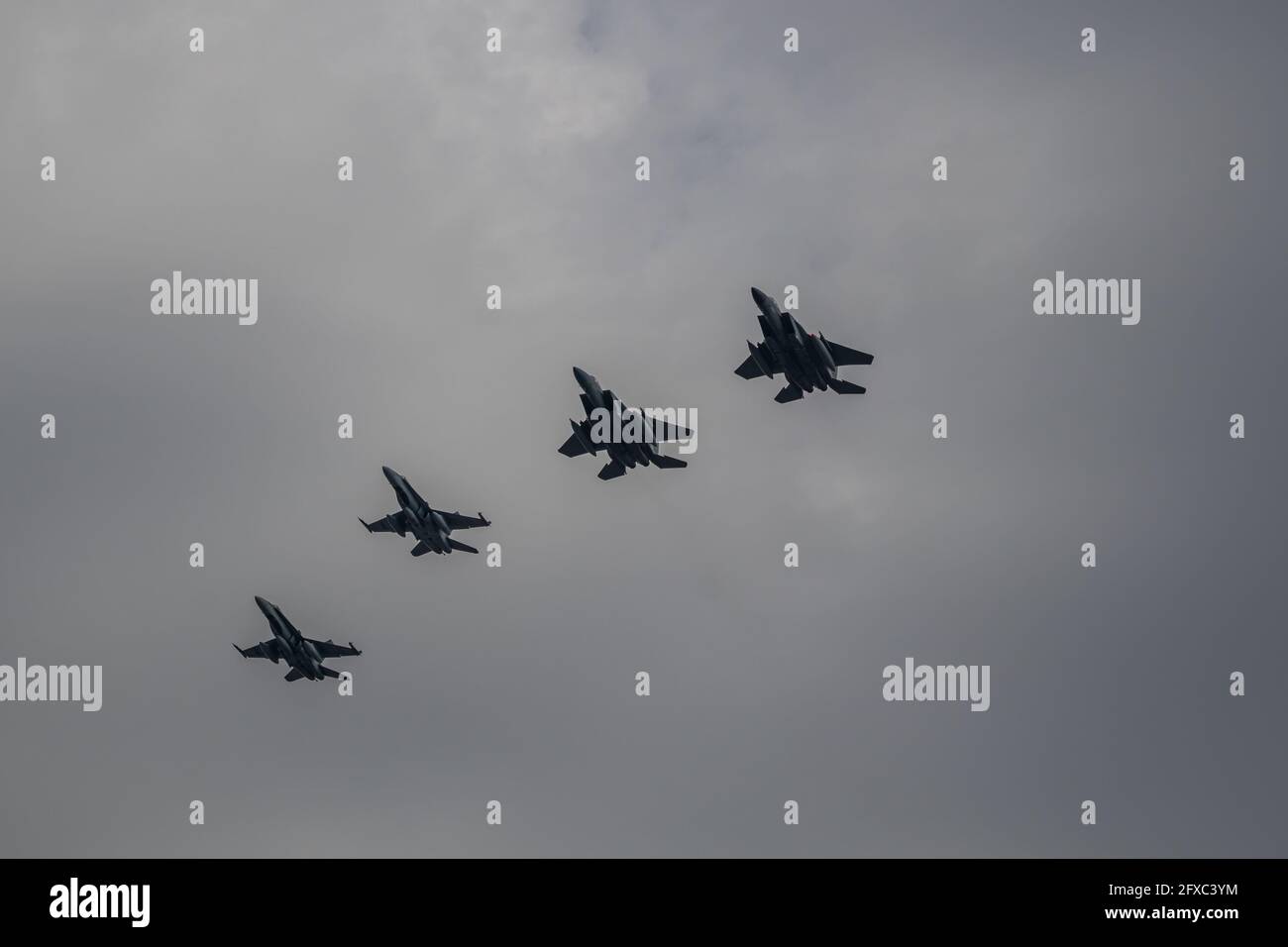 Montréal, Québec, Canada - 05 26 2021 : exercice du NORAD à Montréal. L'USAF et l'ARC pratiquent ensemble dans la région de Montréal. 2 F18 et 2 F15. Banque D'Images