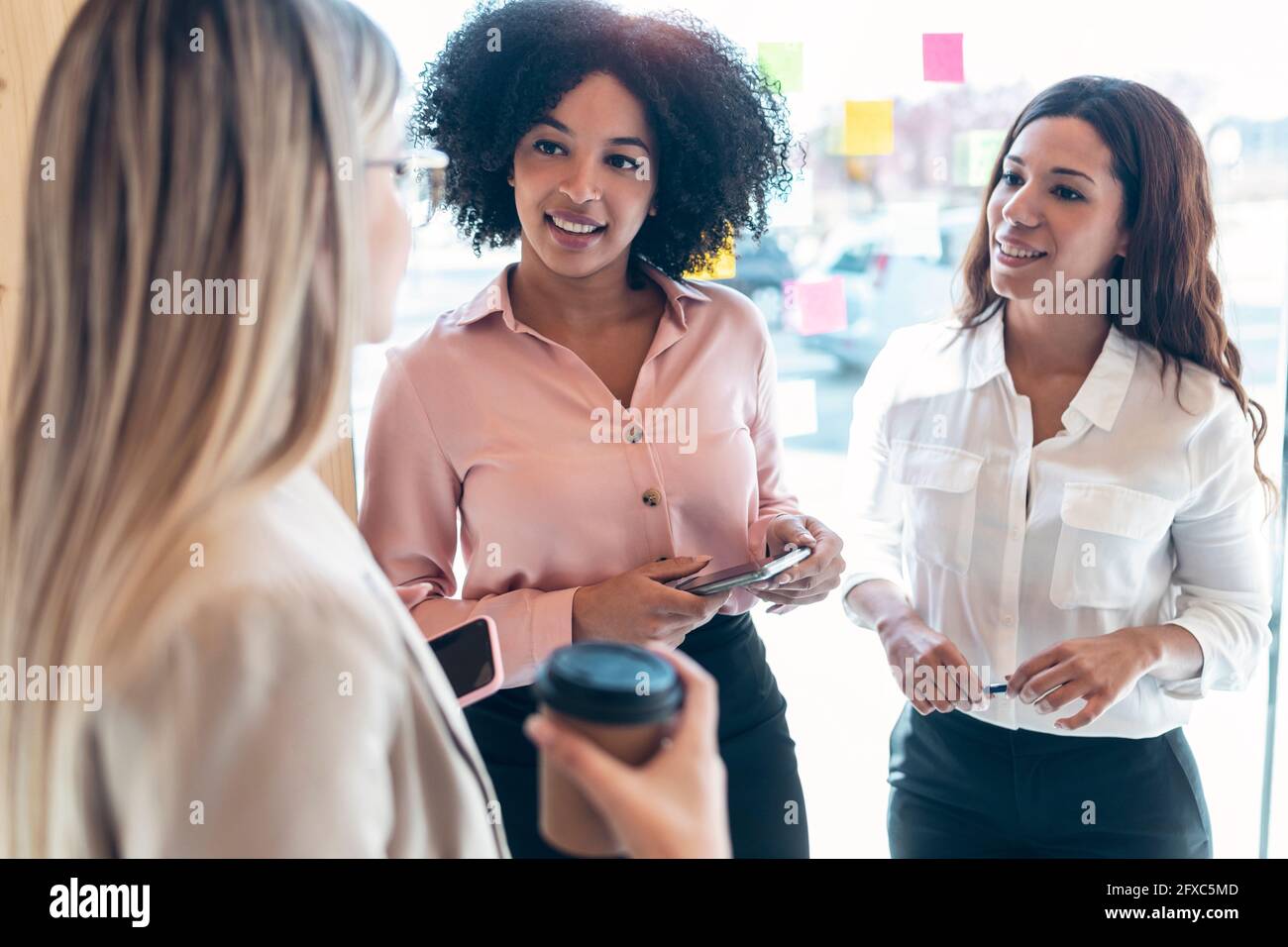 Afro coiffure femme d'affaires avec des collègues au bureau Banque D'Images