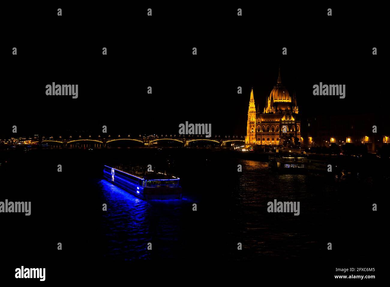 Véhicule de tourisme éclairé avec bâtiment du Parlement hongrois à Budapest, Hongrie Banque D'Images