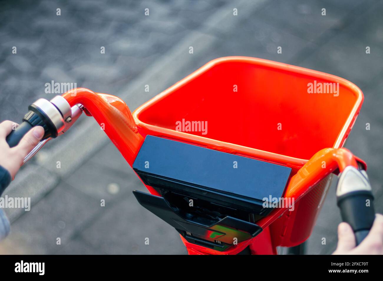 Perspective personnelle de la jeune femme à vélo électronique Banque D'Images