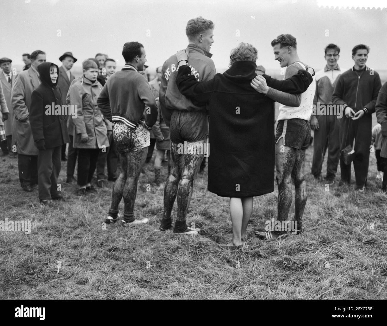 National cross country dans la ville de jardin Slotermeer, Muddy jambes de coureurs avec la beauté d'un supporter, 22 janvier 1961, pays-Bas, 20ème siècle agence de presse photo, news to remember, documentaire, photographie historique 1945-1990, histoires visuelles, L'histoire humaine du XXe siècle, immortaliser des moments dans le temps Banque D'Images