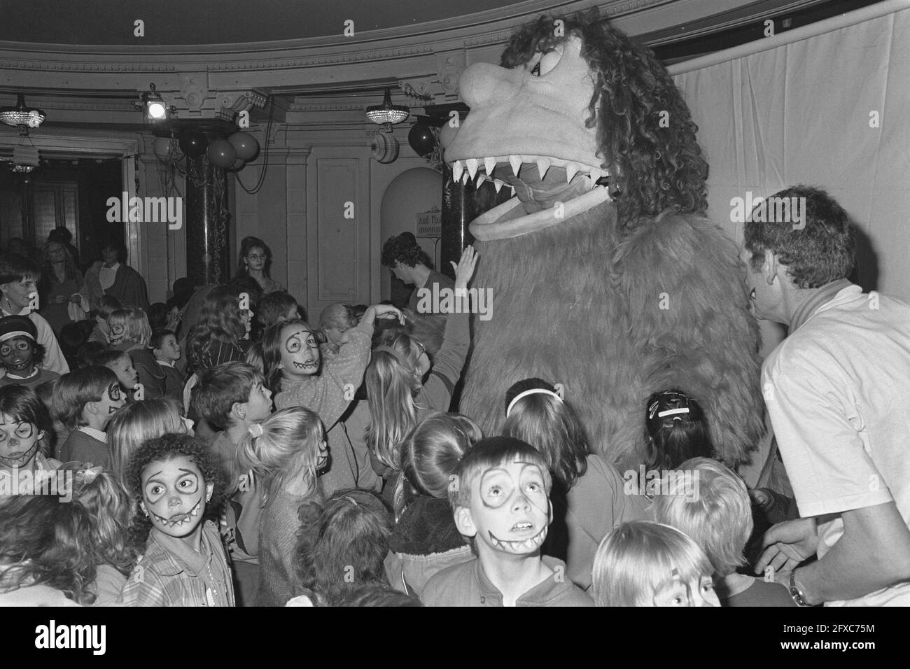 Les enfants rencontrent Maximonster à Stadschouwbrug Amsterdam à l'occasion de l'opéra Max en de Maximonsters, 13 décembre 1986, enfants, OPÉRAS, Pays-Bas, Agence de presse du XXe siècle photo, nouvelles à retenir, documentaire, photographie historique 1945-1990, histoires visuelles, L'histoire humaine du XXe siècle, immortaliser des moments dans le temps Banque D'Images