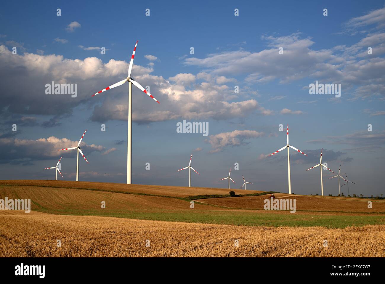 Paysage avec ferme de moulin à vent et terre agricole, Autriche Banque D'Images