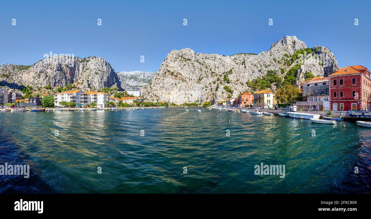 Croatie, Comté de Split-Dalmatie, omis, Panorama de ville côtière située au confluent de la mer Adriatique et de la rivière Cetina Banque D'Images