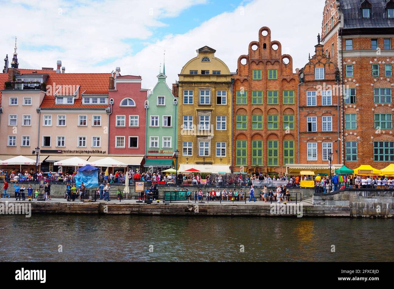 GDANSK, POLOGNE - 21 septembre 2015 : personnes assises près d'une rivière à côté des bâtiments Banque D'Images