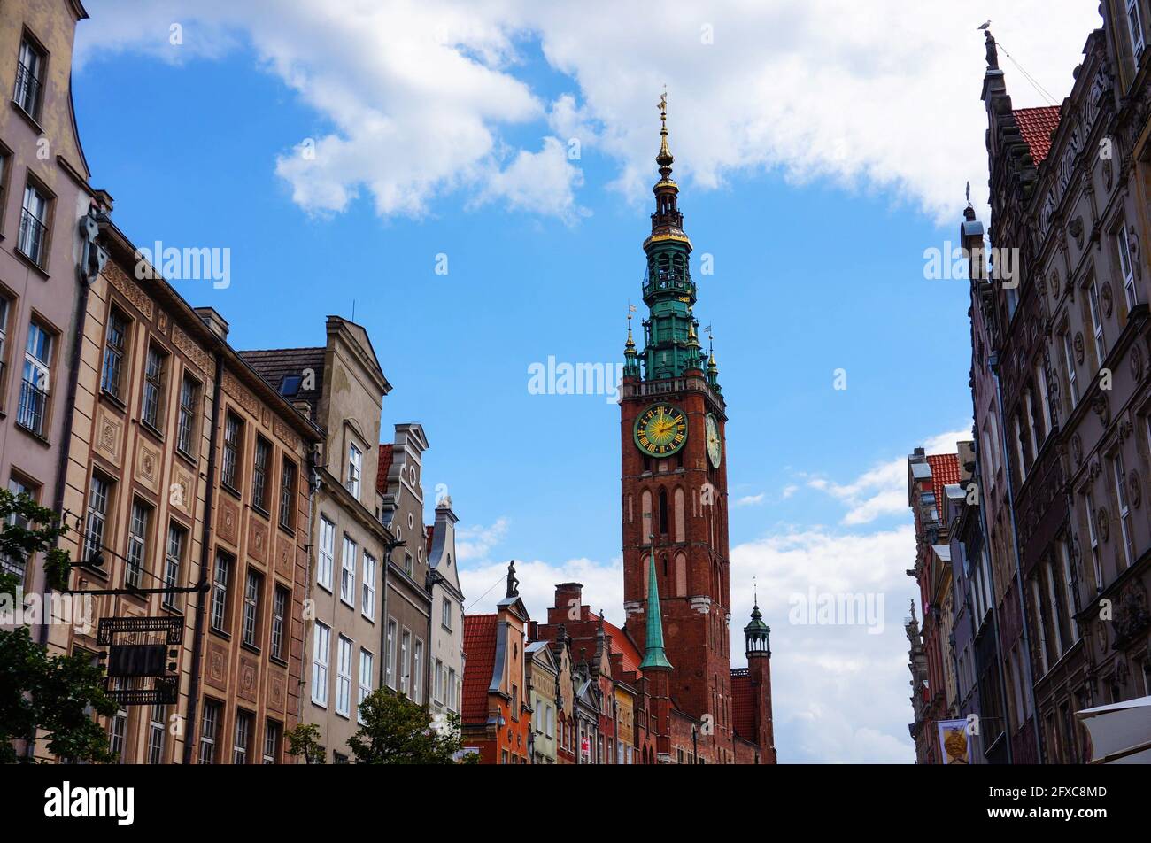 GDANSK, POLOGNE - 21 septembre 2015 : haute cathédrale avec horloge au centre-ville Banque D'Images