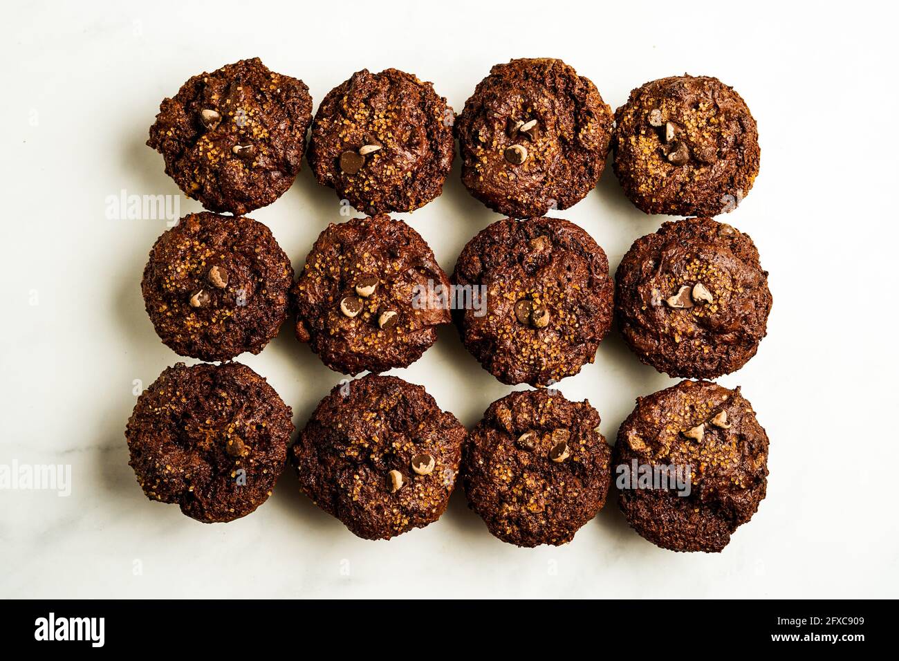 Muffins au chocolat avec chips de chocolat Banque D'Images