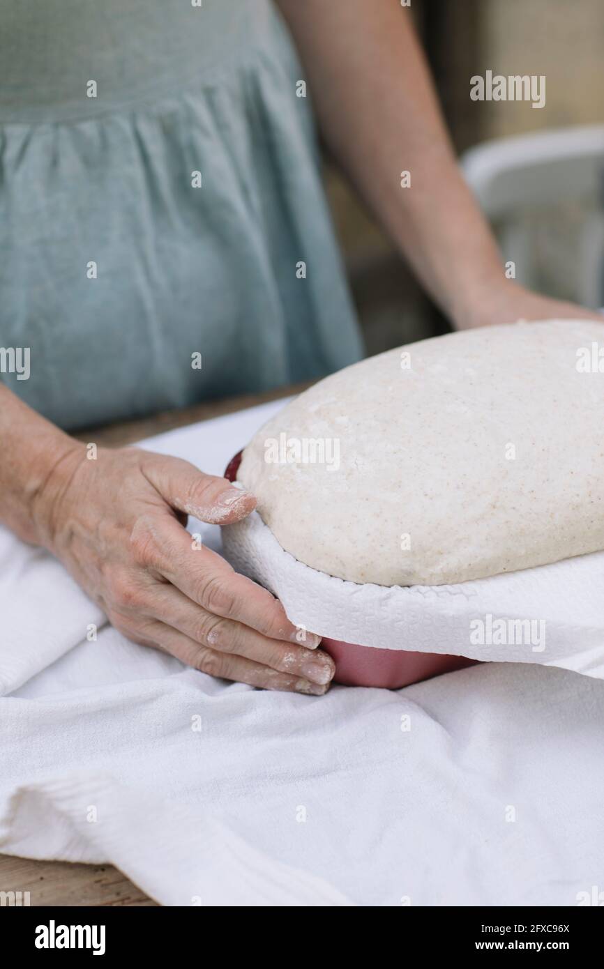 Femme mûre préparant la perle à la cour arrière Banque D'Images