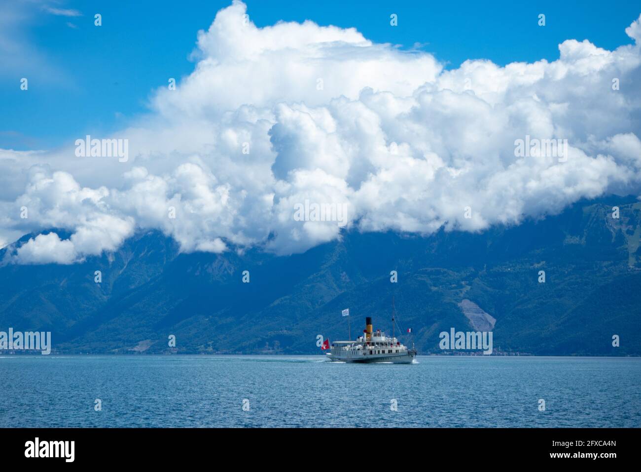 L'un des célèbres bateaux à aubes du lac Leman in devant les montagnes Banque D'Images