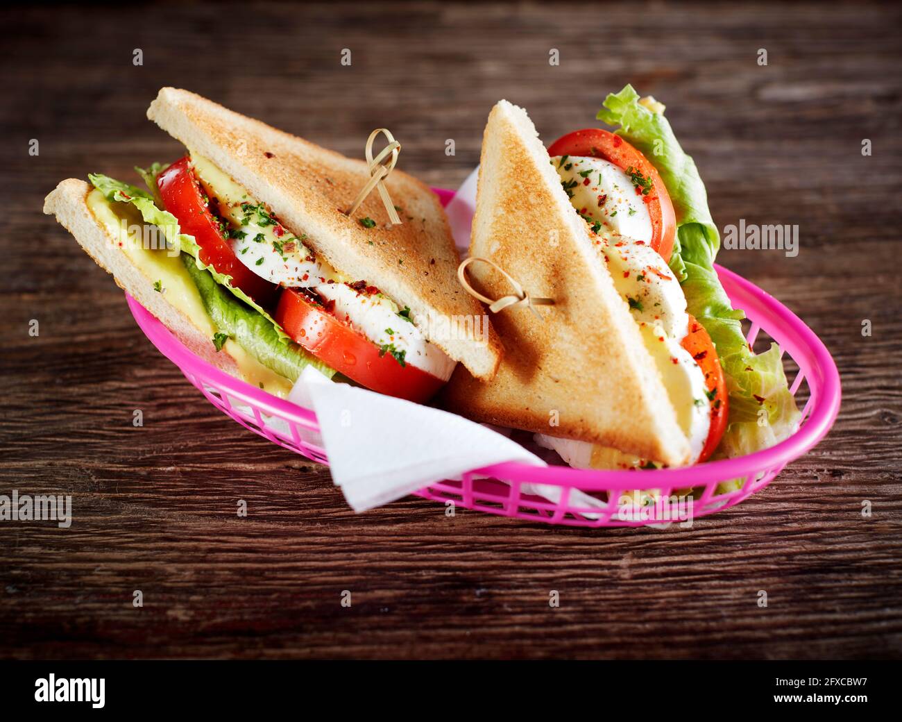 Studio de deux sandwiches végétariens avec salade Caprese, tomates, mozzarella et laitue Banque D'Images