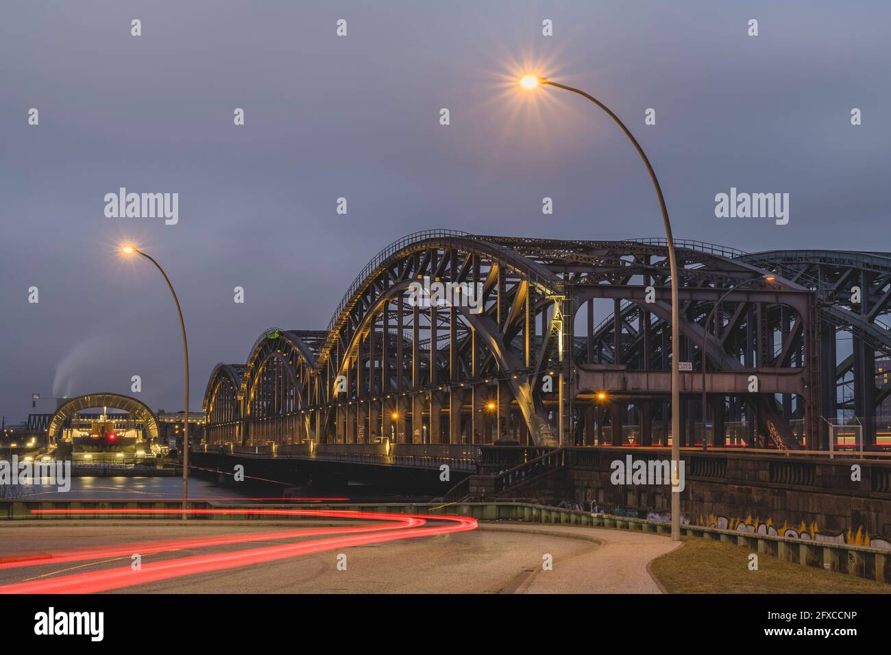 Allemagne, Hambourg, Freihafenelbbrucke illuminé la nuit Banque D'Images