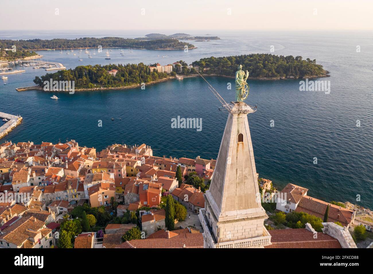 Croatie, Istrie, vue aérienne de la statue de saint Euphemia debout au-dessus du clocher de l'église Banque D'Images