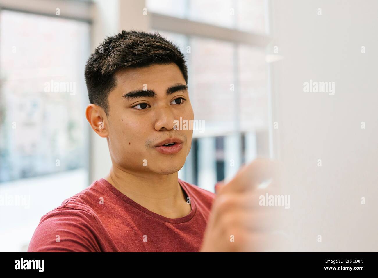 Young businessman working in office Banque D'Images