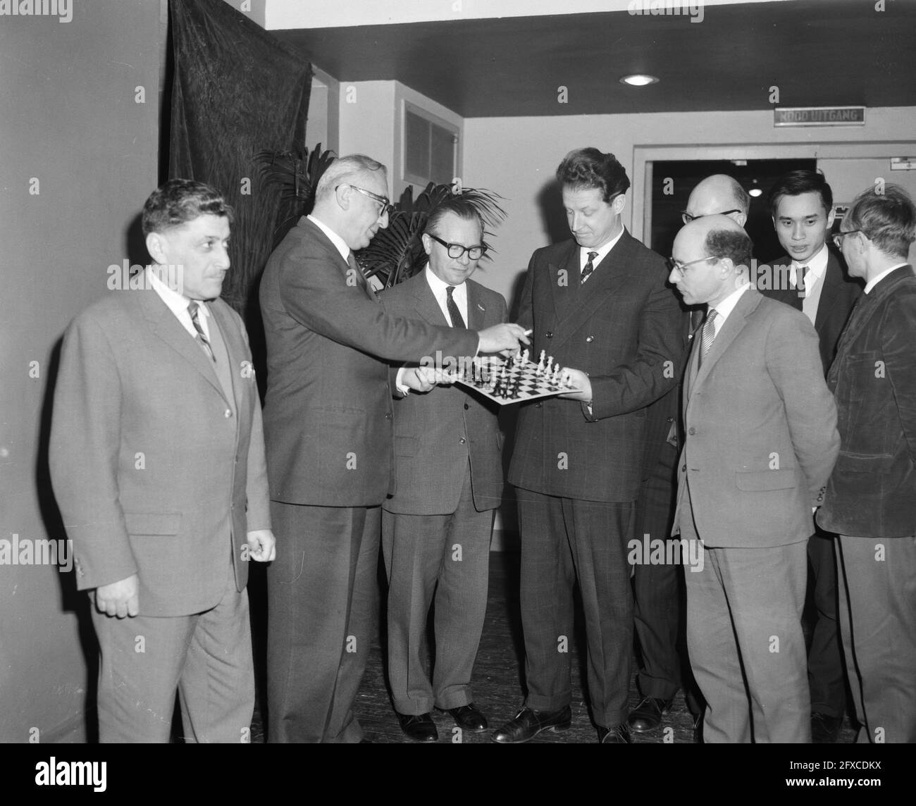 Cérémonie d'ouverture du 25 e tournoi d'échecs Hoogoven au théâtre Kennemer, de gauche à droite E. Gereben, H. Pilnik, H. de Graaf, Averbach, Bronstein, Van Scheltinga, Tan et Van der Berg, 7 janvier 1963, ouvertures, échecs, Théâtres, tournois, pays-Bas, agence de presse du XXe siècle photo, news to remember, documentaire, photographie historique 1945-1990, histoires visuelles, L'histoire humaine du XXe siècle, immortaliser des moments dans le temps Banque D'Images