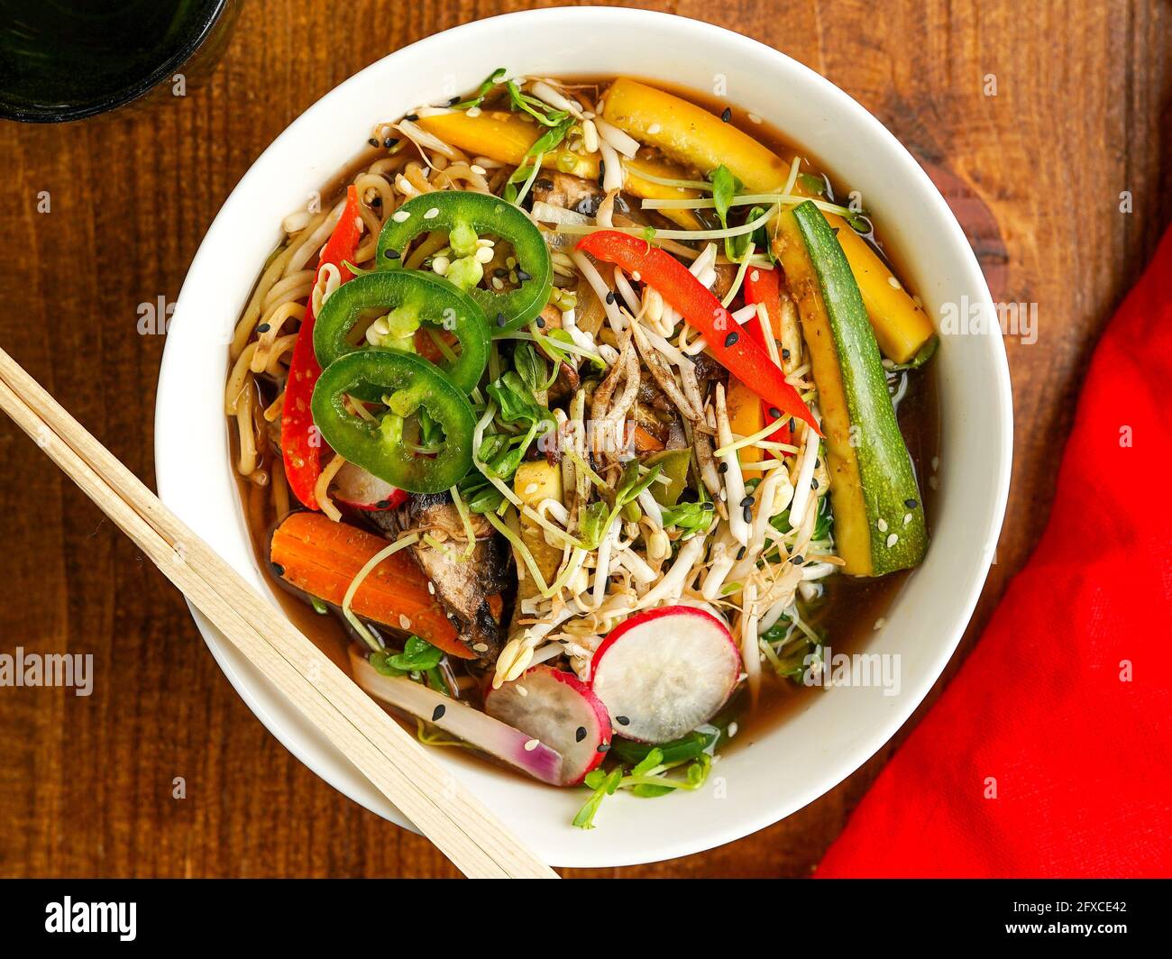 Bol de ramen avec légumes frais Banque D'Images