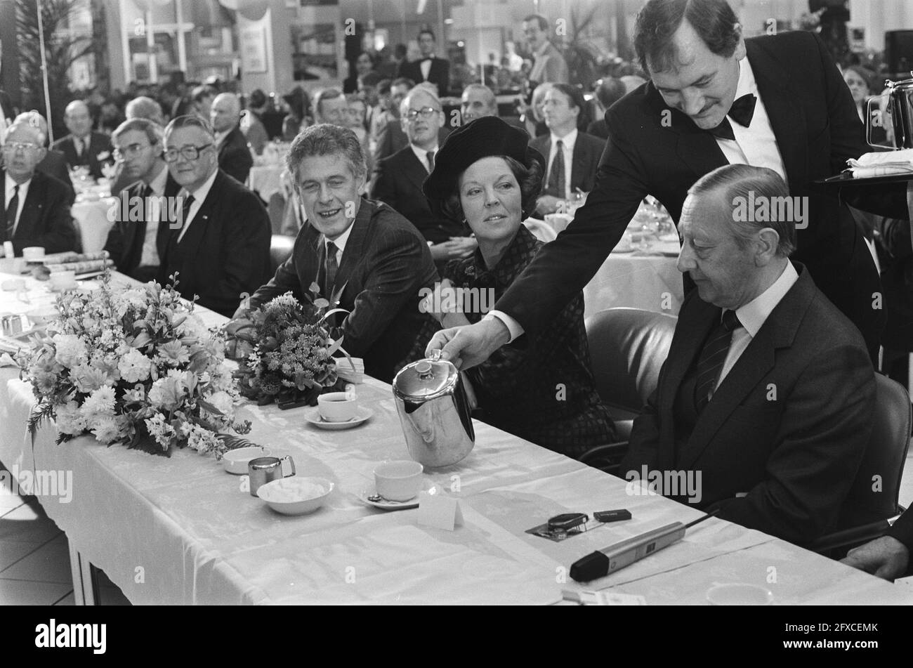 Ouverture du World Trade Centre à Amsterdam par la reine Beatrix; à la table du petit déjeuner, 25 octobre 1985, petits déjeuners, Ouvertures, pays-Bas, Agence de presse du XXe siècle photo, nouvelles à retenir, documentaire, photographie historique 1945-1990, histoires visuelles, L'histoire humaine du XXe siècle, immortaliser des moments dans le temps Banque D'Images