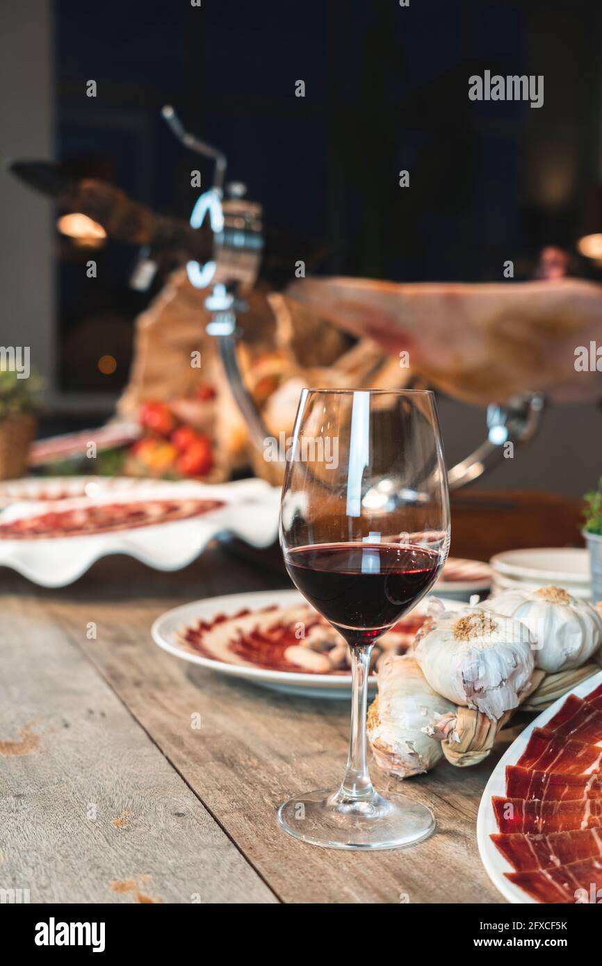 Wineglass sur table avec nourriture dans le restaurant Banque D'Images