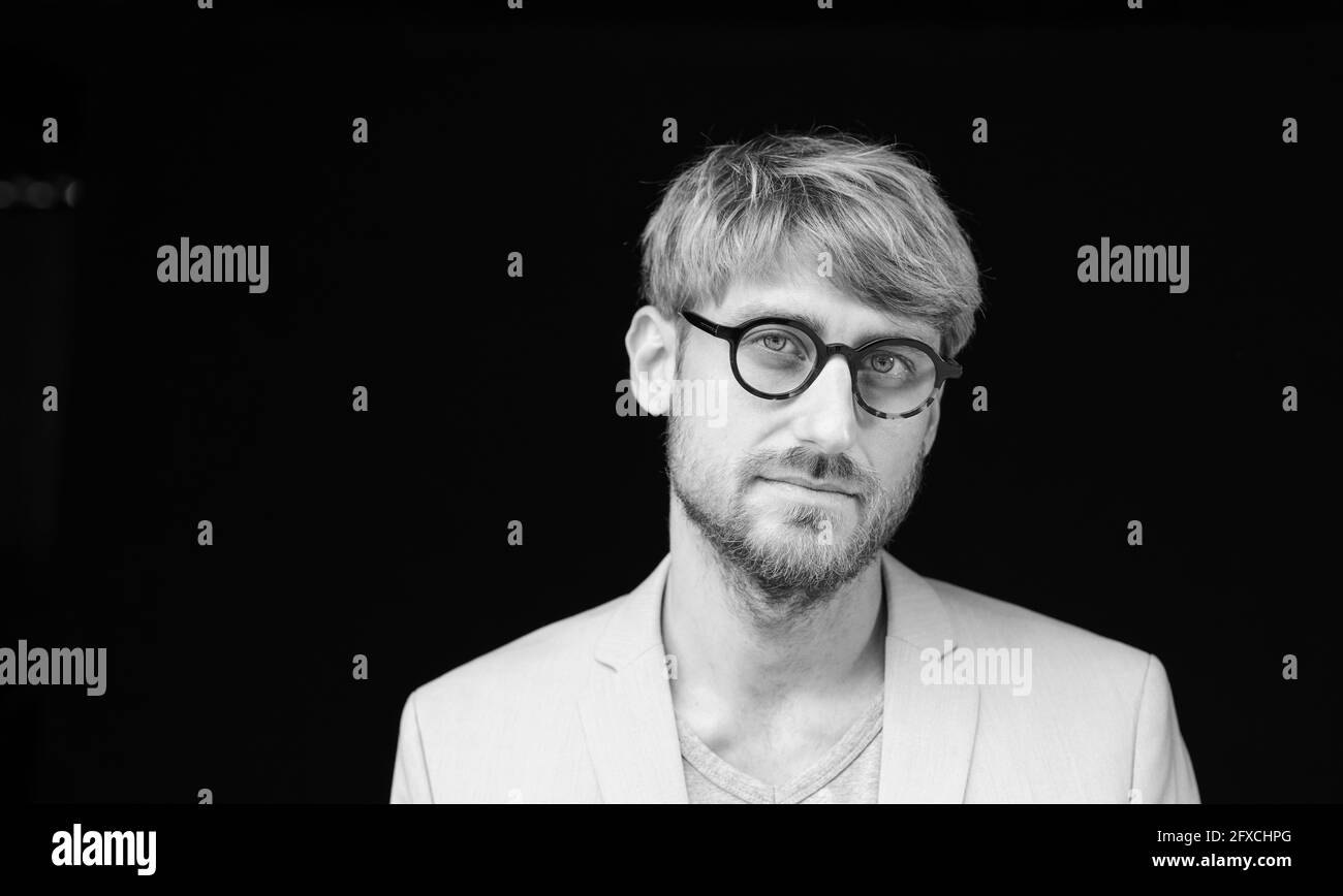 Homme barbu sur fond noir Banque D'Images