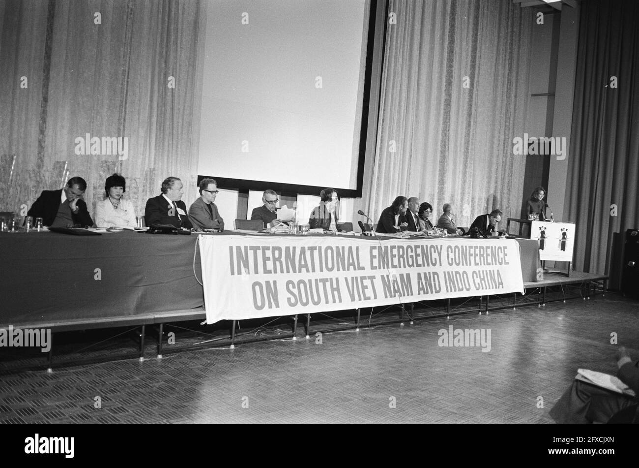 Aperçu des participants à la conférence, y compris Relus ter Beek, membre de la PvdA [1944-2008], 26 avril 1975, conférences, politiciens, Pays-Bas, Agence de presse du XXe siècle photo, nouvelles à retenir, documentaire, photographie historique 1945-1990, histoires visuelles, L'histoire humaine du XXe siècle, immortaliser des moments dans le temps Banque D'Images