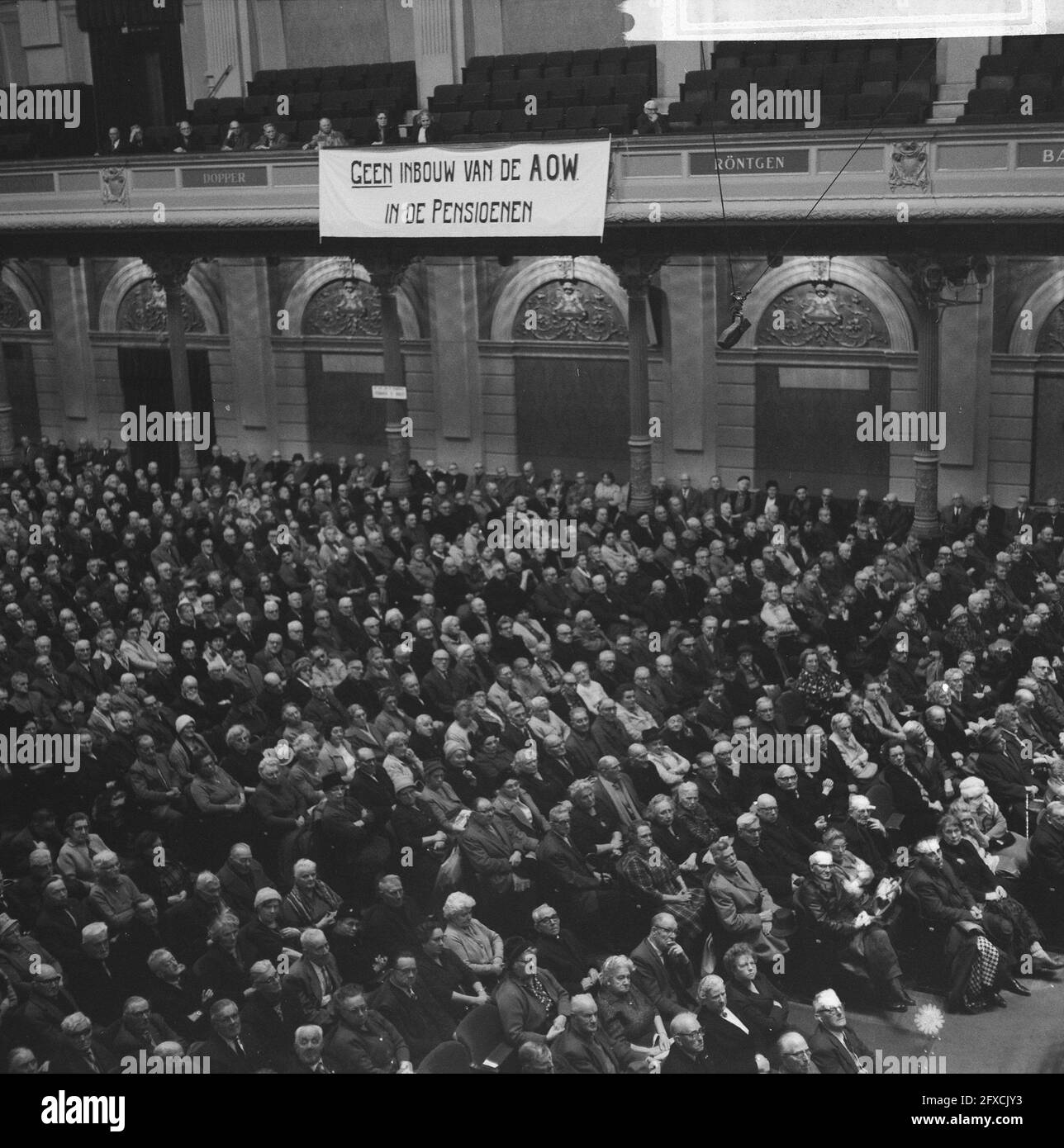 Enquête auprès des personnes âgées présentes au Concertgebouw, 24 novembre 1965, manifestations, personnes âgées, Public, pays-Bas, agence de presse du XXe siècle photo, news to remember, documentaire, photographie historique 1945-1990, histoires visuelles, L'histoire humaine du XXe siècle, immortaliser des moments dans le temps Banque D'Images