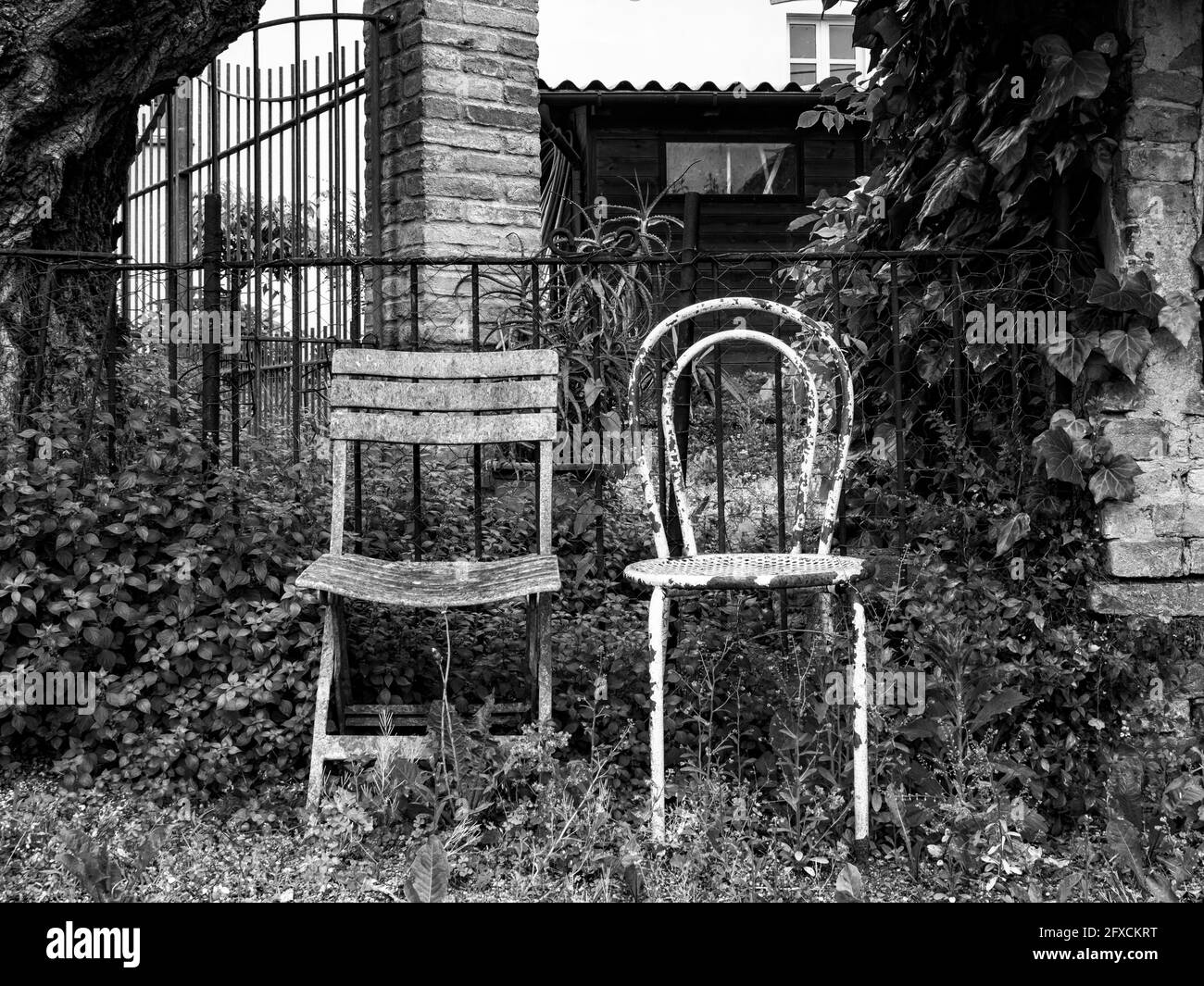 De vieilles chaises dans une campagne Banque D'Images