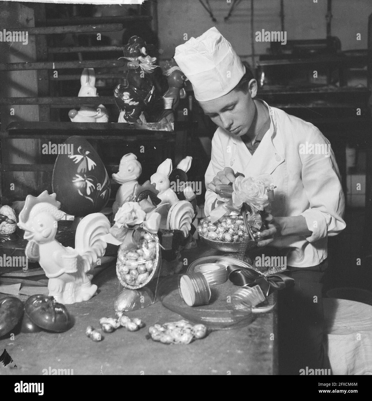 La foule de Pâques à la pâtisserie. Baker en action avec les gâteries, 14 mars 1961, Confectioners, pays-Bas, agence de presse du xxe siècle photo, nouvelles à retenir, documentaire, photographie historique 1945-1990, histoires visuelles, L'histoire humaine du XXe siècle, immortaliser des moments dans le temps Banque D'Images