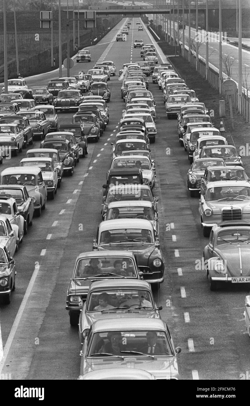 La foule de Pâques au point de passage de Berg près de Zevenaar, autos six rangées d'épaisseur, 8 avril 1966, autos, pays-Bas, agence de presse du xxe siècle photo, nouvelles à retenir, documentaire, photographie historique 1945-1990, histoires visuelles, L'histoire humaine du XXe siècle, immortaliser des moments dans le temps Banque D'Images