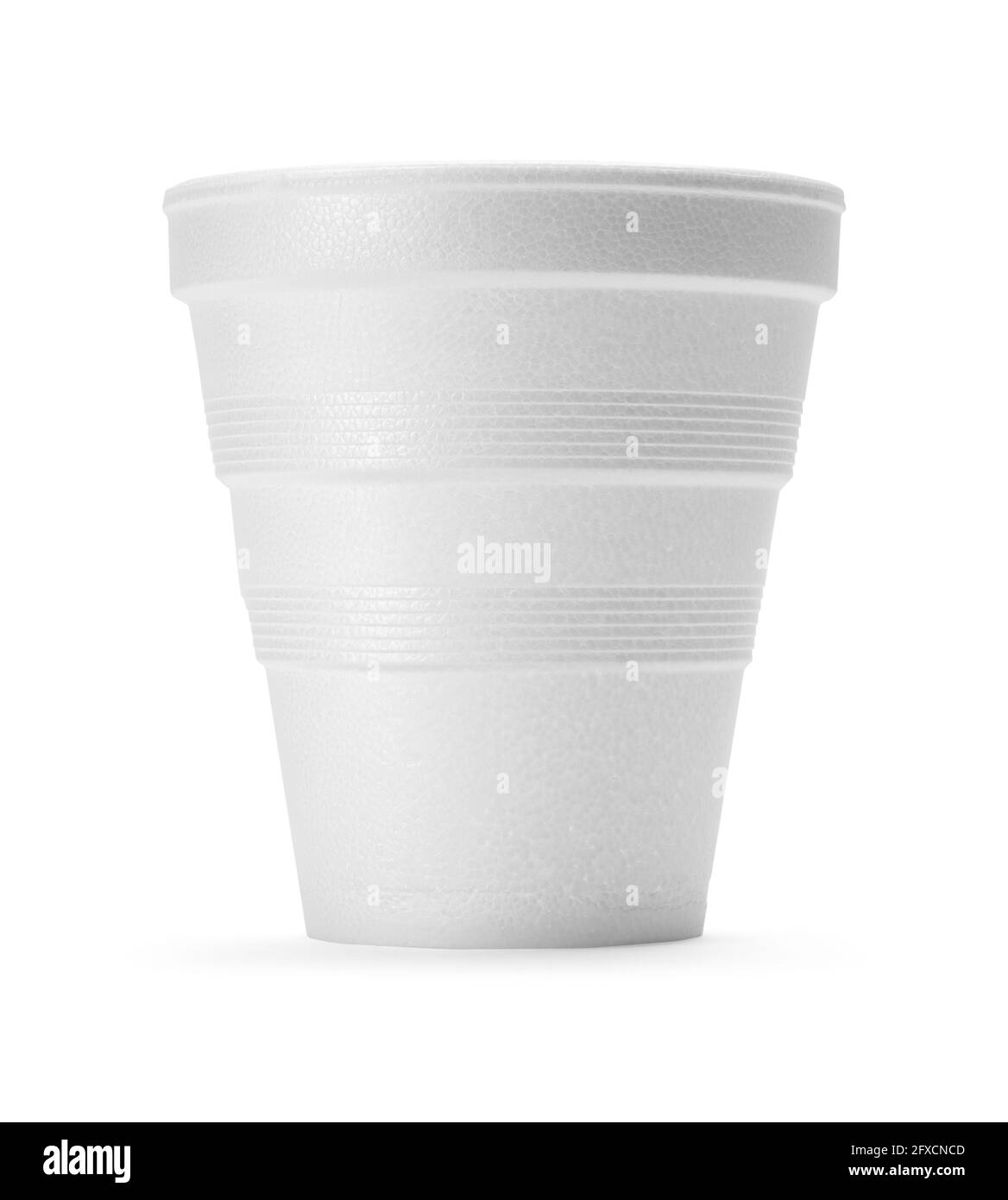 Tasse en mousse de polystyrène blanche découpée sur le blanc. Banque D'Images