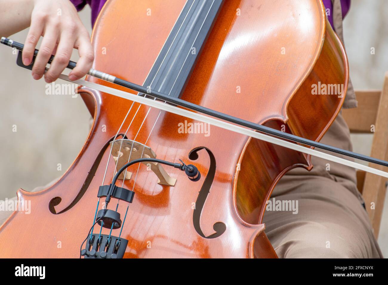 Playing Violin And Cello Banque D Image Et Photos Alamy